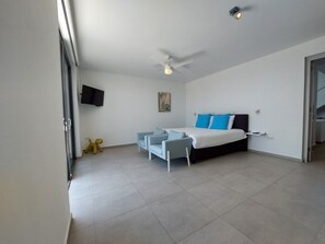 6 bedrooms, in-room safe, desk, iron/ironing board