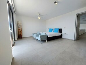 6 makuuhuonetta, tallelokero huoneessa, työpöytä, silitysrauta/-lauta