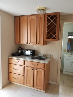 Refrigerador, microondas, parrilla de estufa y cafetera y tetera 