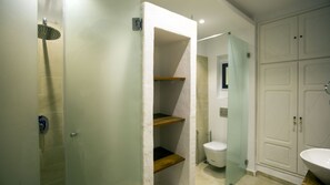 Douche, séchoir à cheveux, serviettes fournies, savon