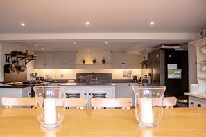 Fridge, microwave, oven, stovetop - Bantham House, S. Devon  - Beautiful luxury family home very close to the beach (Bantham)