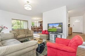 Smart TV, fireplace, books - Beautiful private home 25 minutes from Seattle & close to Puget Sound Ferries. (Everett)