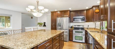 KĂŒhlschrank, Mikrowelle, Ofen, Herdplatte