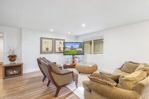 Smart TV, fireplace, books - Beautiful private home 25 minutes from Seattle & close to Puget Sound Ferries. (Everett)