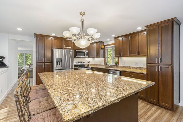 Fridge, microwave, oven, stovetop - Beautiful private home 25 minutes from Seattle & close to Puget Sound Ferries. (Everett)