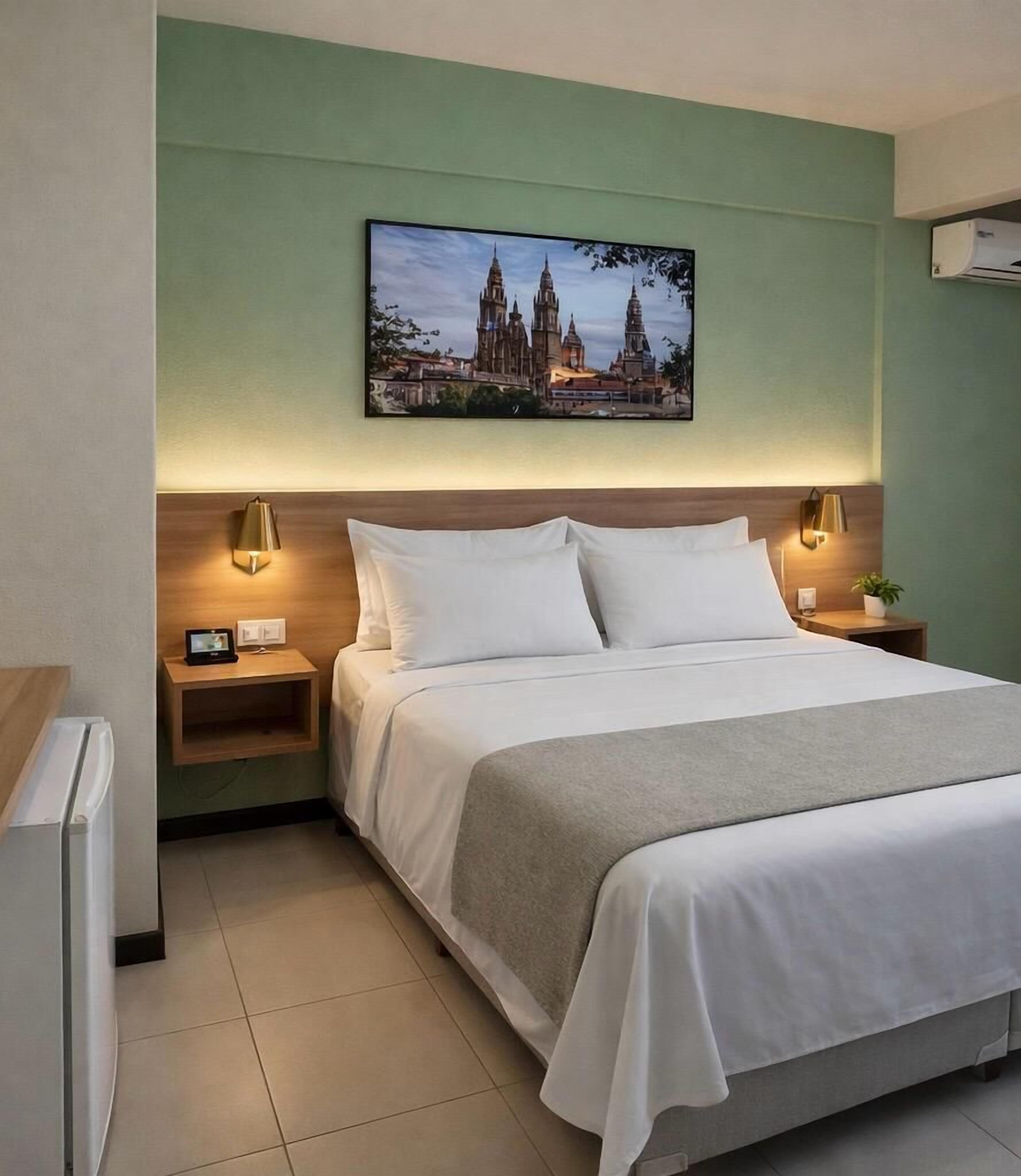 Minibar, bàn, khu vực làm việc phù hợp cho laptop, phòng cách âm 