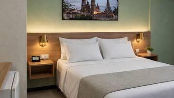 Minibar, bàn, khu vực làm việc phù hợp cho laptop, phòng cách âm