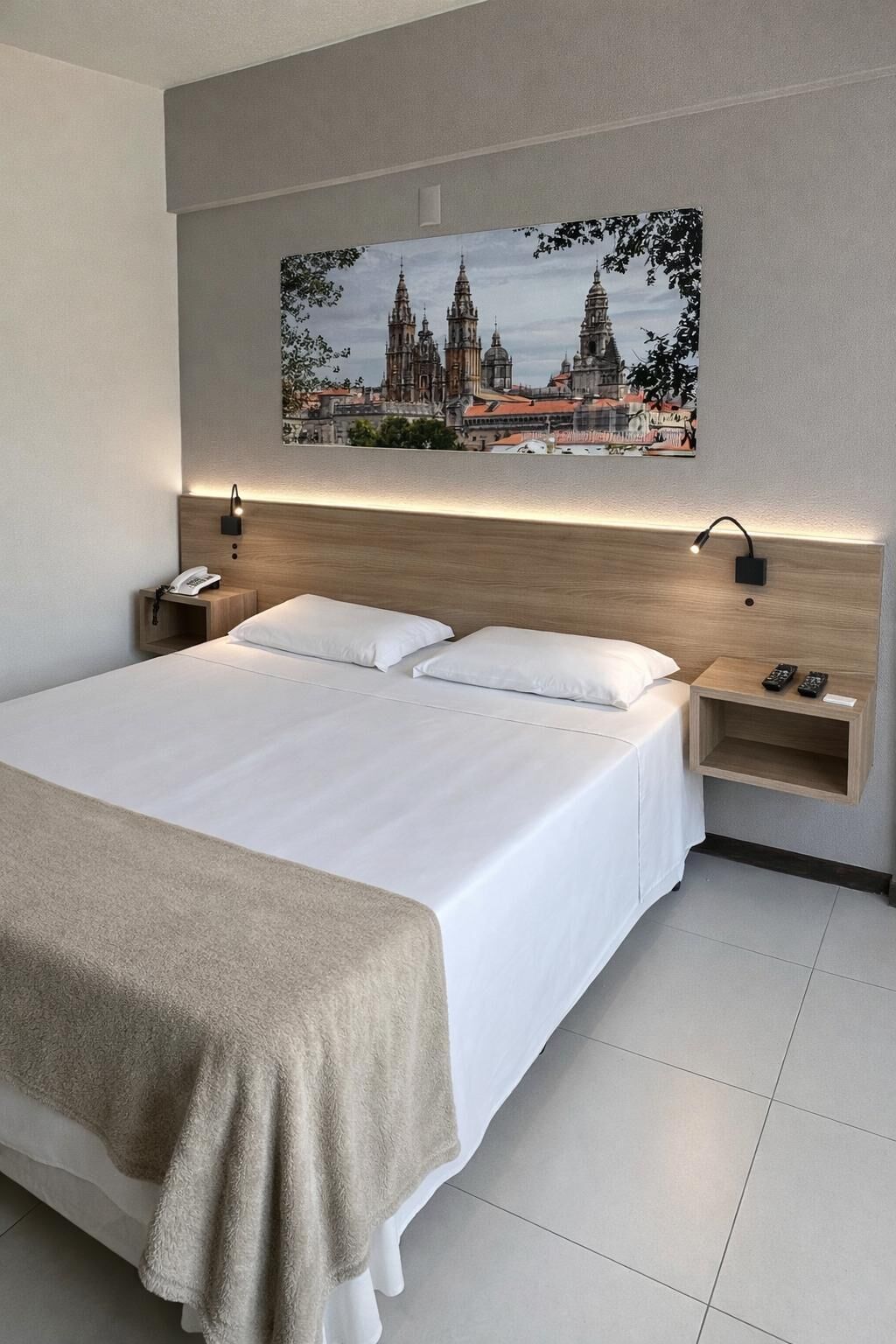 Minibar, escritorio y espacio para trabajar con laptop 