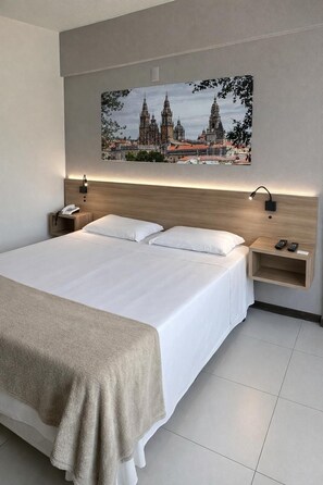 Minibar, desk, laptop workspace, soundproofing - Rede Andrade Criciúma (Criciuma)