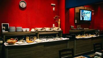 Un buffet garni de divers plats et une horloge accrochée au mur.