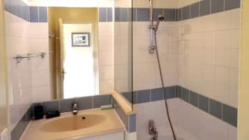 Bañera, secador de pelo y toallas