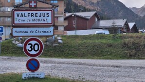 A sign for Valfrejus Cne de Mondane and Hameau du Charmaix, a speed limit sign of 30, and a camping car sign. - Beautiful apartment 6pers valfrejus the great financier. (valfrejus)