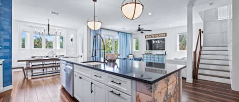 冷蔵庫、電子レンジ、オーブン、コンロ