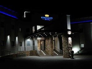 Front of property – evening/night - King's Gate Hotel Rustenburg (Rustenburg)
