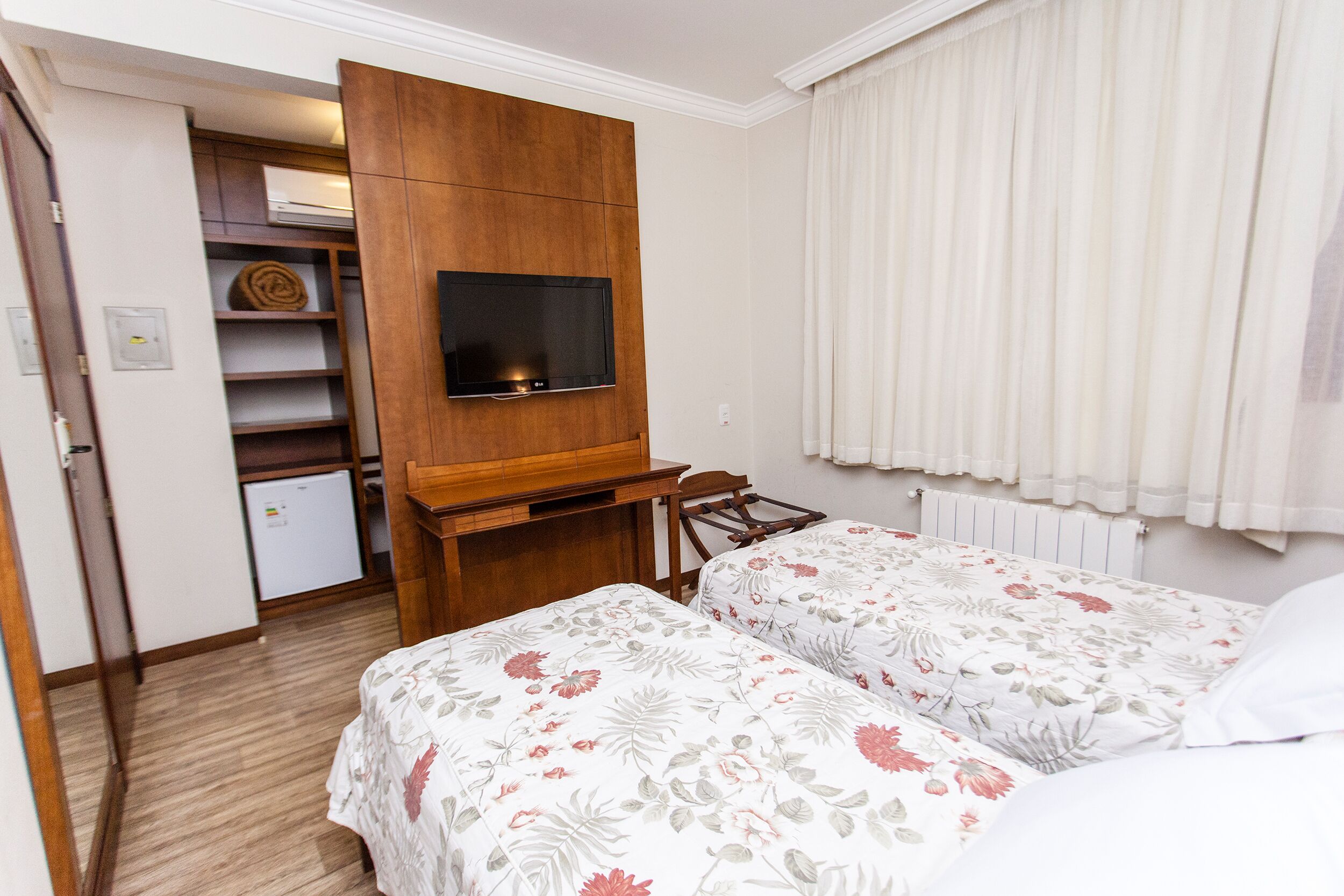 1 bedroom, minibar, desk, laptop workspace