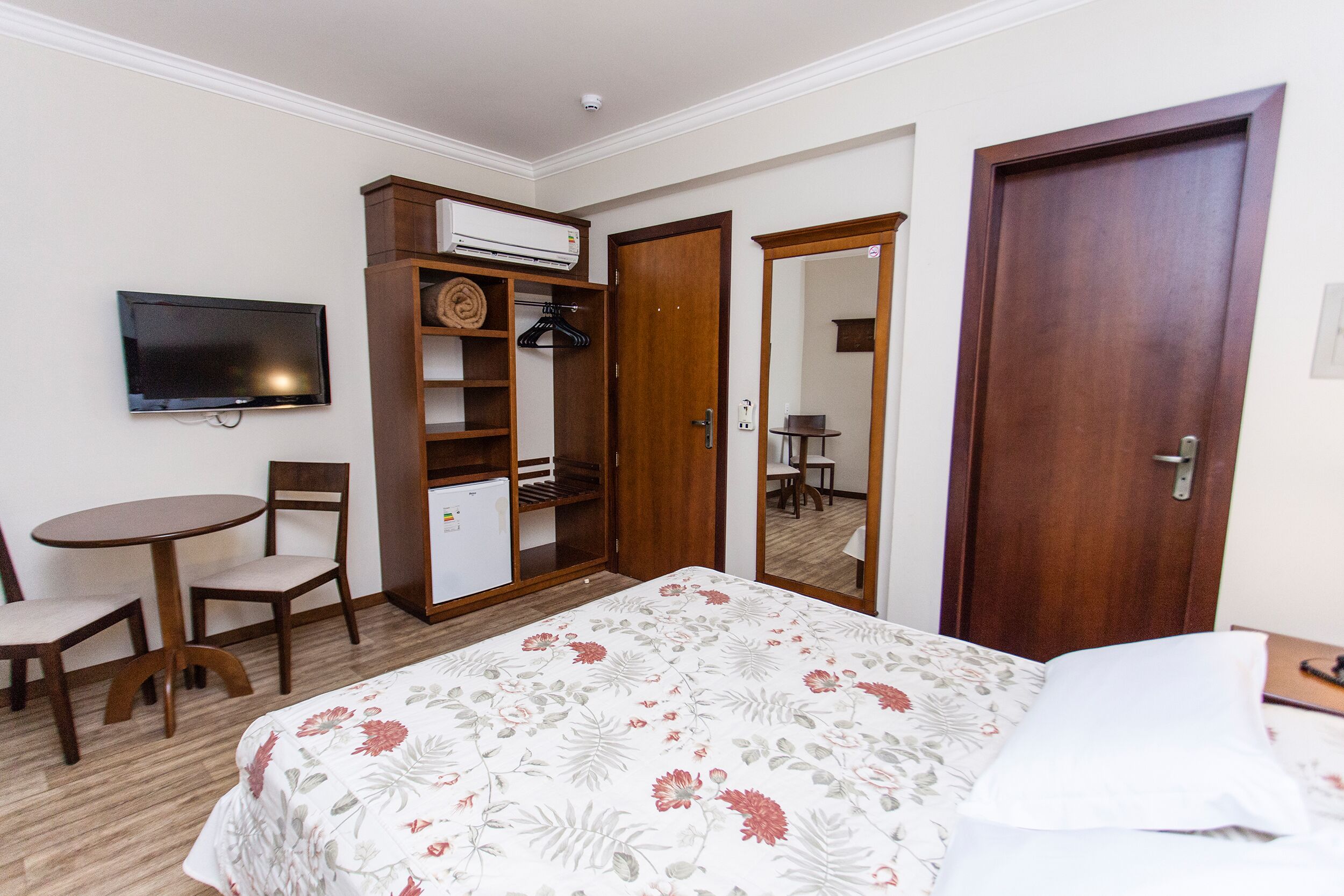 deluxe double room | 1 bedroom, minibar, desk, laptop workspace