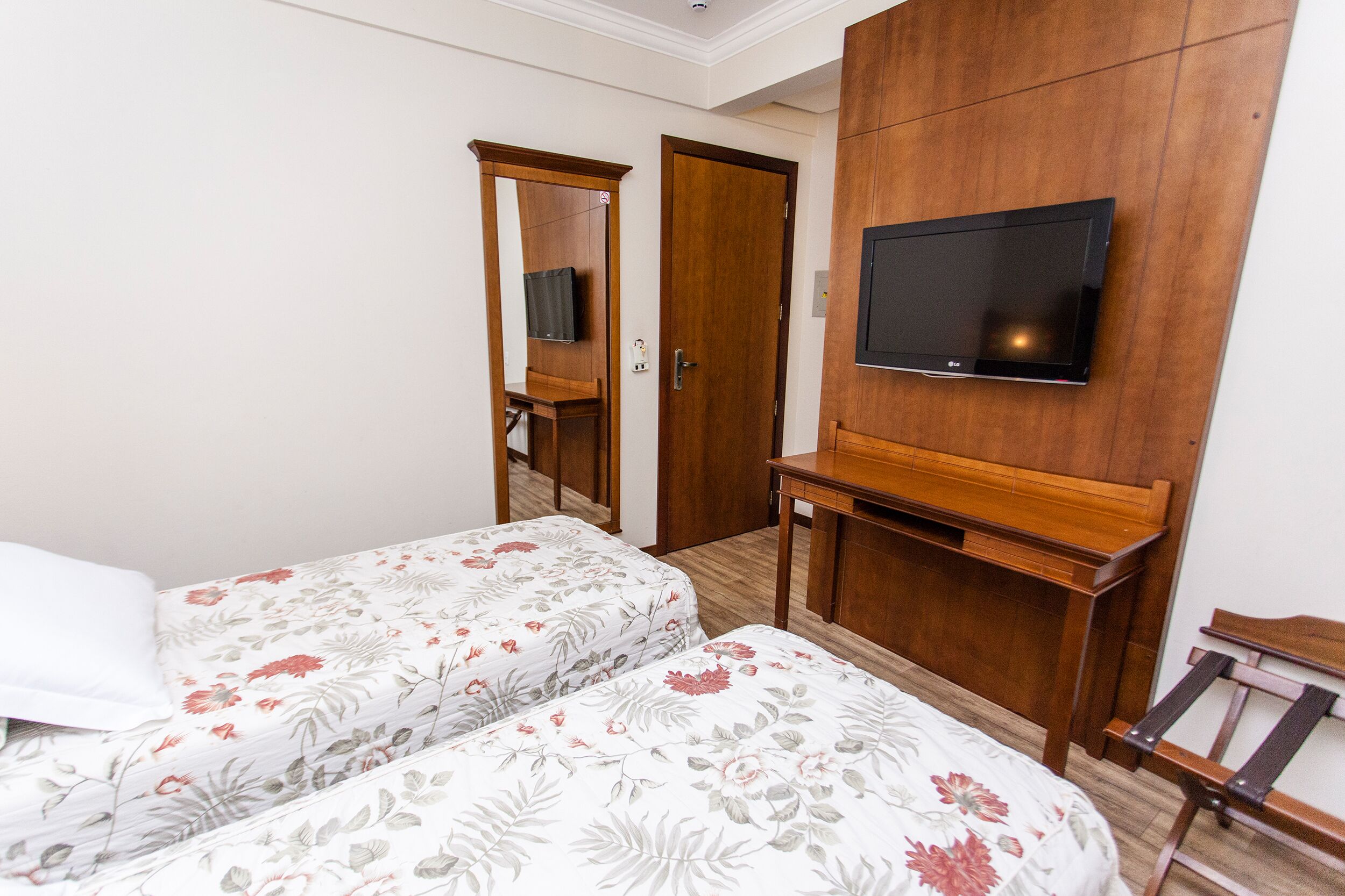 deluxe single room | 1 bedroom, minibar, desk, laptop workspace