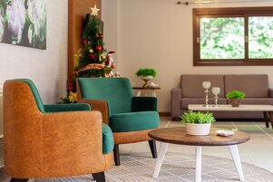 Kablolu TV kanalları bulunan 32 inç LCD televizyon, televizyon 