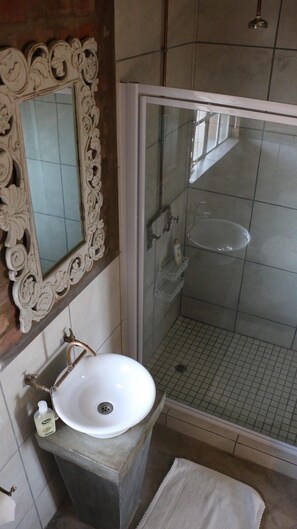 Cottage (Vygiebos) | Kamar mandi | Shower, perlengkapan mandi gratis, handuk, dan sabun