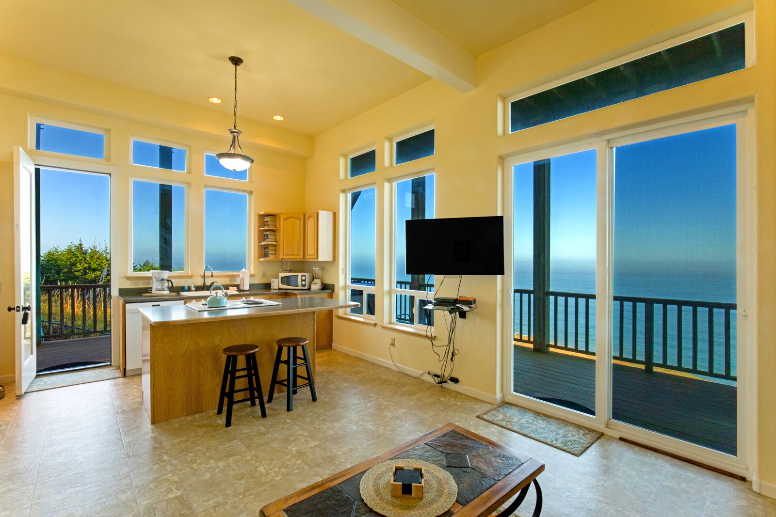 Incredible Ocean View! Private Hot Tub! Oceanfront! Shelter Cove, CA