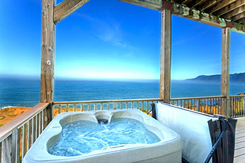 Incredible Ocean View! Private Hot Tub! Oceanfront! Shelter Cove, CA