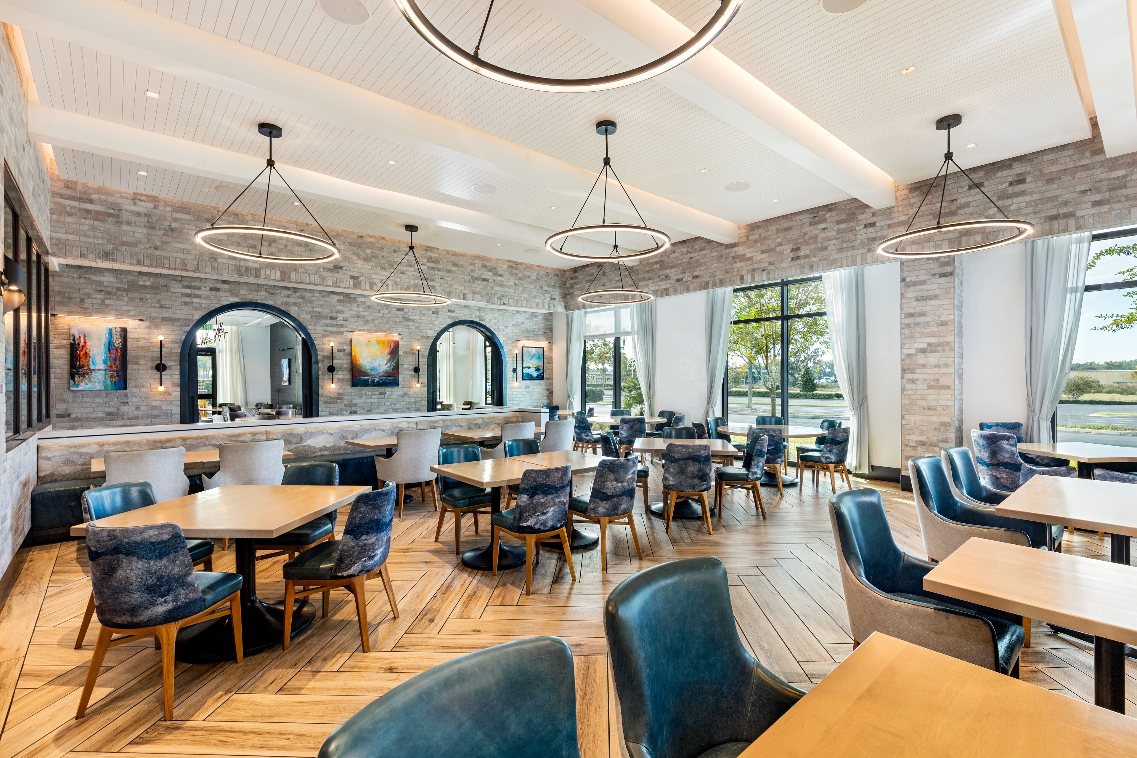 Lunch and dinner served, American cuisine