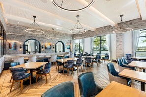 Lunch and dinner served, American cuisine