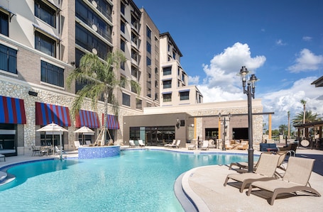 Una piscina al aire libre, sombrillas, sillones reclinables de piscina. Brownwood Hotel & Spa