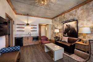 Suite, 1 cama de matrimonio grande con sofá cama | Cocina básica privada | Frigorífico pequeño y cafetera o tetera