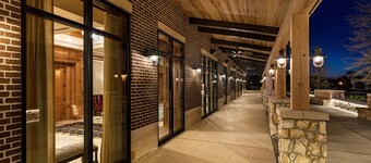 브라운우드 호텔 & 스파