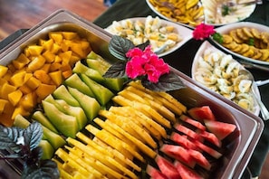 Un bufé con diversas frutas, entre ellas mangos, melones y sandía.