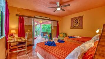 Habitación estándar, 2 camas de matrimonio | Edredones de plumas, caja fuerte, escritorio