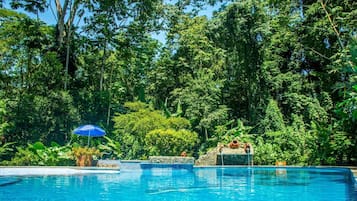 Una piscina al aire libre, tumbonas