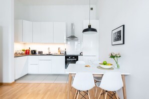 Kühlschrank, Ofen, Herdplatte, Geschirrspüler