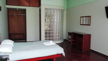 Habitación doble | Escritorio y espacio para trabajar con laptop