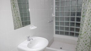 Douche, articles de toilette gratuits, serviettes fournies, savon