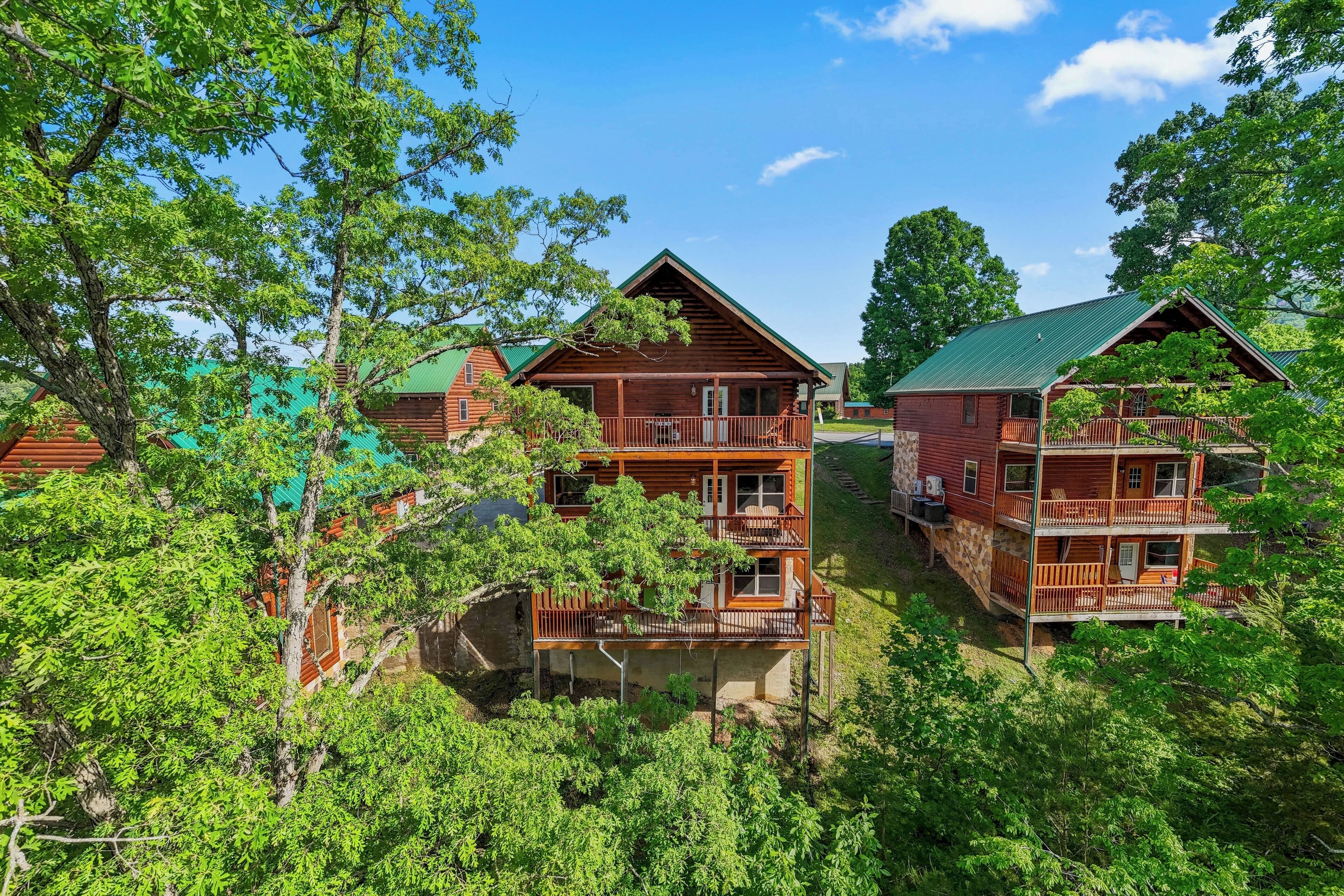Indoor saltwater pool\/theater\/game room\/close to the attractions!