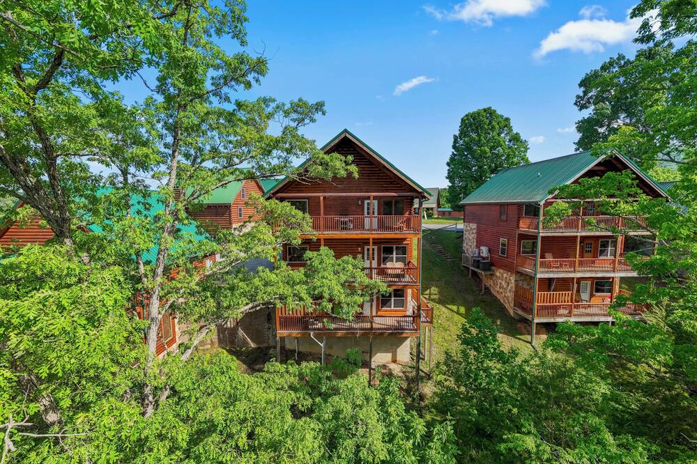 Indoor saltwater pool\/theater\/game room\/close to the attractions!