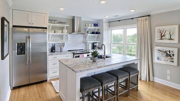 Køleskab, mikrobølgeovn, ovn, kogeplade