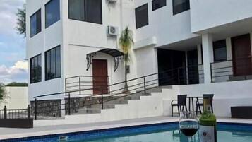 Alberca al aire libre y sombrillas en la alberca