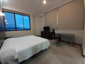 Verdunkelungsvorhänge, schallisolierte Zimmer, Bügeleisen/Bügelbrett