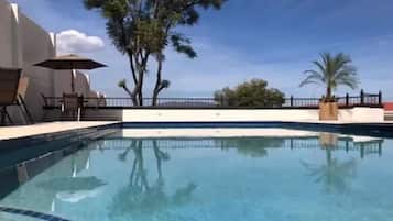 Piscina externa, funciona das 8h30 às 22h, guarda-sóis