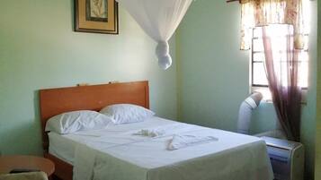 ستائر تعتيم وتجهيزات عازلة للصوت ومكواة/لوح كي وواي فاي مجانًا