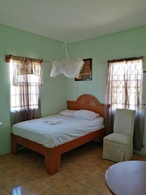 Blackout drapes, soundproofing, iron/ironing board, free WiFi - Ms Holder's Comfort Villa (Linden)