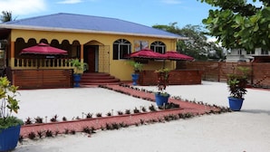 Restaurant - Ms Holder's Comfort Villa (Linden)