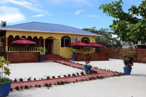 Restaurant - Ms Holder's Comfort Villa (Linden)