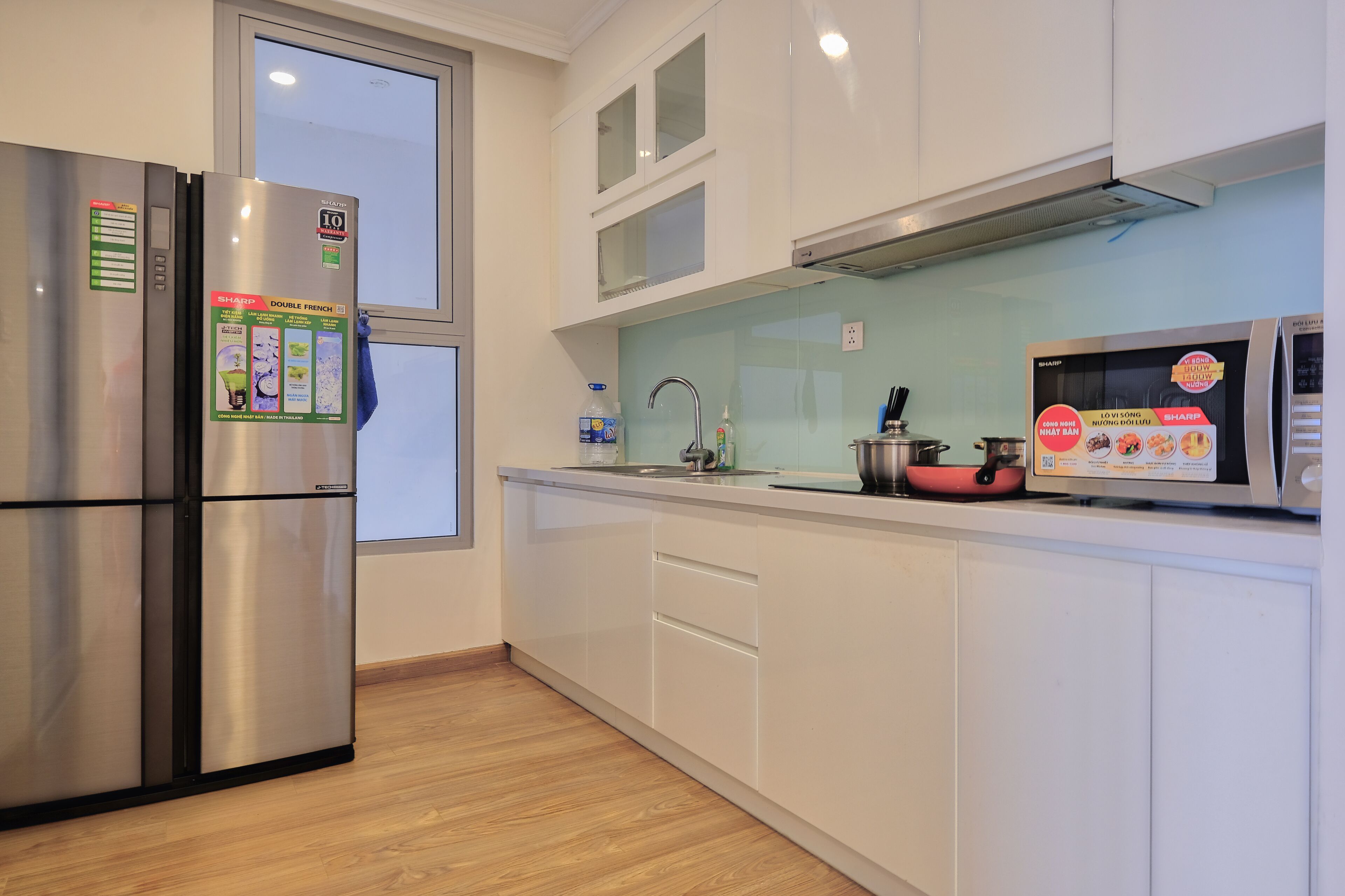 Refrigerador, microondas, parrilla de estufa y tetera eléctrica 