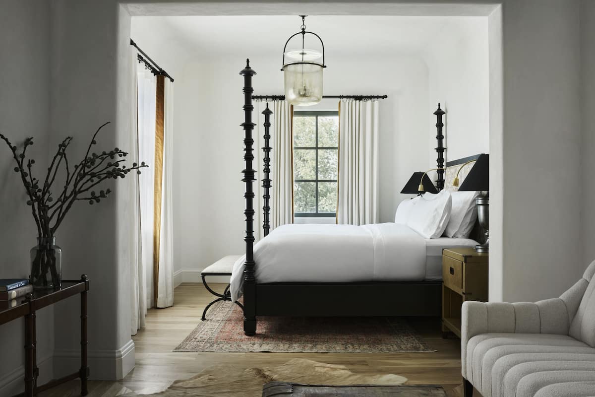 Suite, 1 King Bed, Accessible, Bathtub (Climbing Rose, Mobility/Hearing) | Hypo-allergenic bedding, in-room safe, desk, laptop workspace