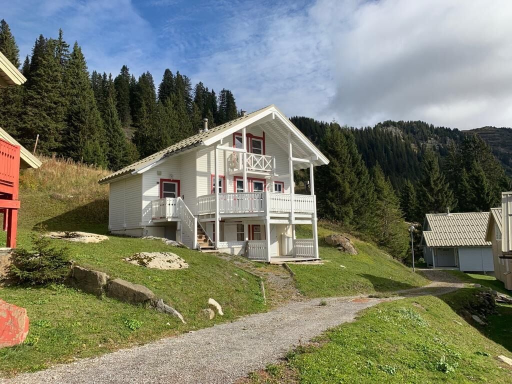 BEAUTIFUL CHALET WITH JACUZZI  CLOSE TO SLOPES - STUNNING VIEWS - SO RELAXING!