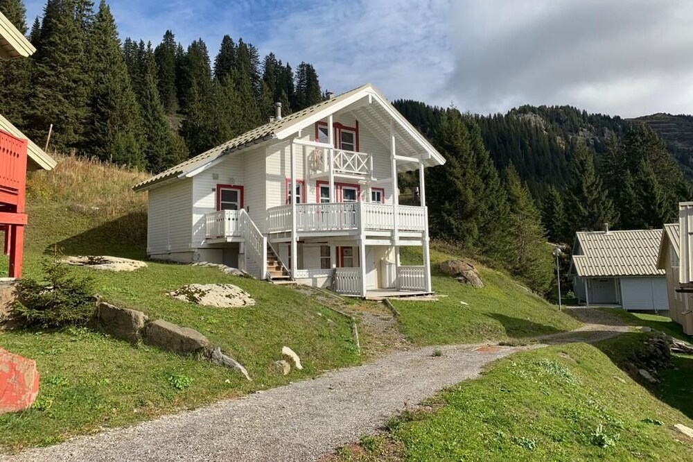 BEAUTIFUL CHALET WITH JACUZZI CLOSE TO SLOPES - STUNNING VIEWS - SO RELAXING!